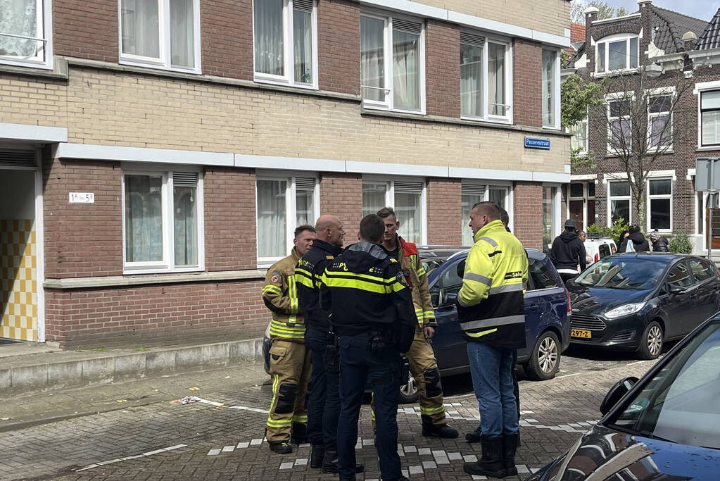 Brandweer haalt persoon uit brandende woning