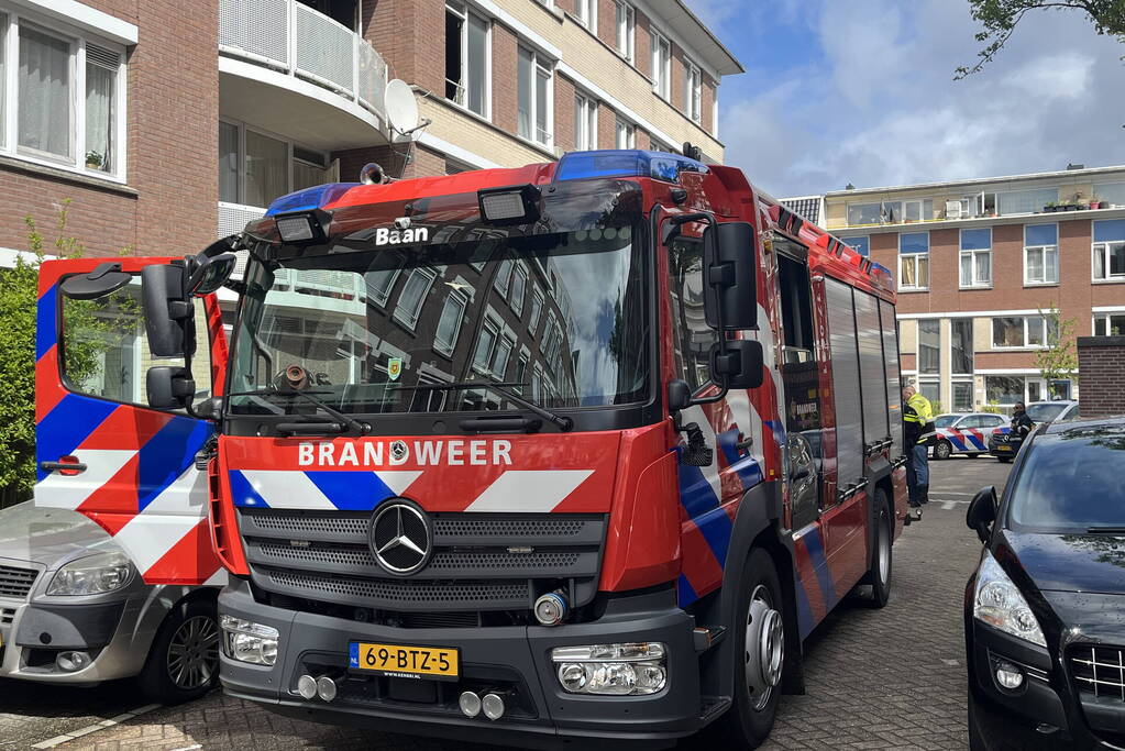 Brandweer haalt persoon uit brandende woning