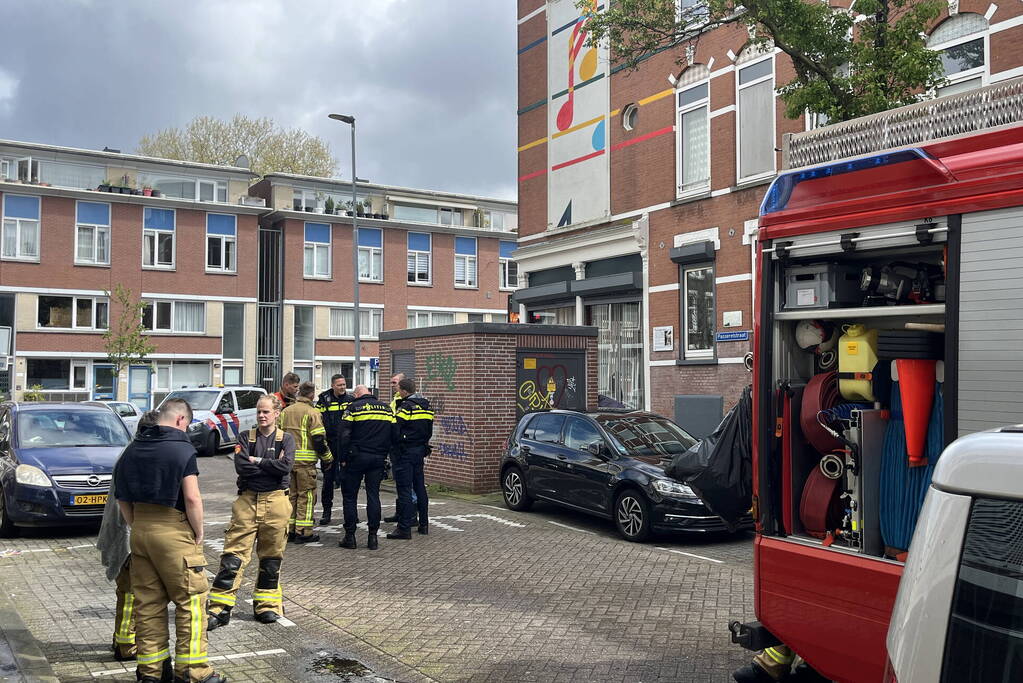 Brandweer haalt persoon uit brandende woning