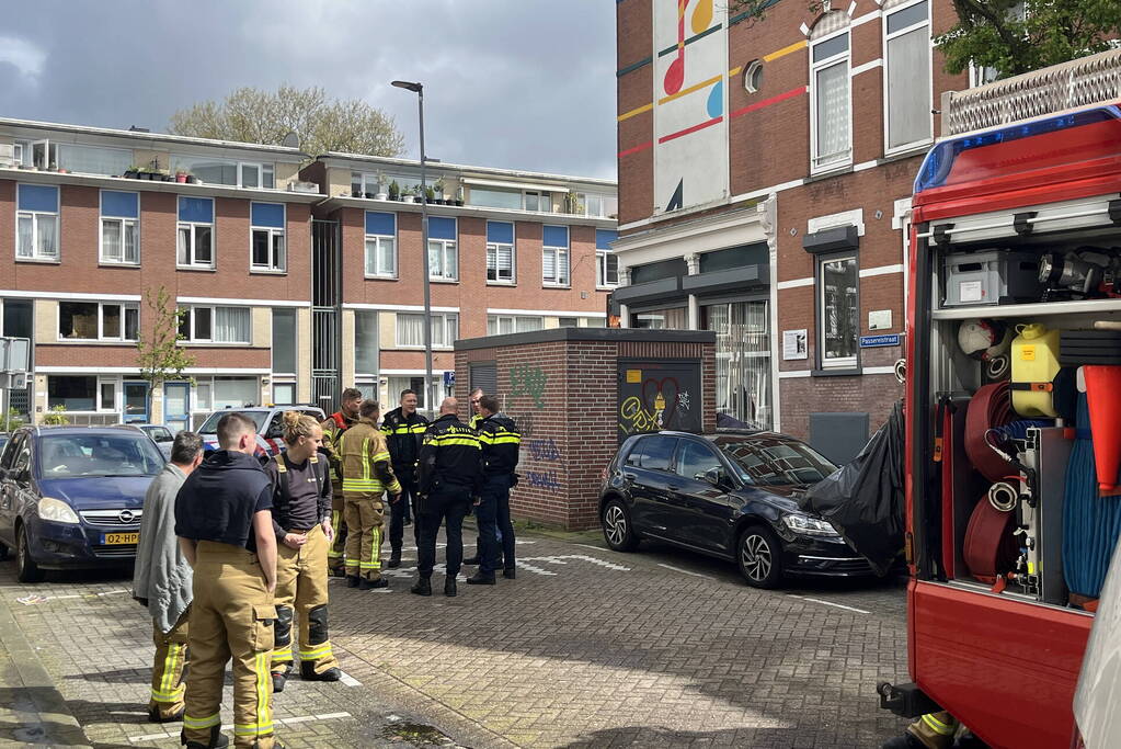 Brandweer haalt persoon uit brandende woning