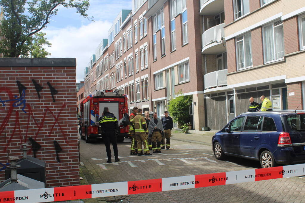 Brandweer haalt persoon uit brandende woning