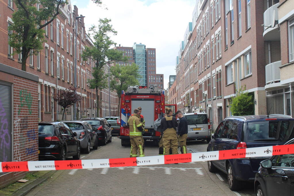 Brandweer haalt persoon uit brandende woning