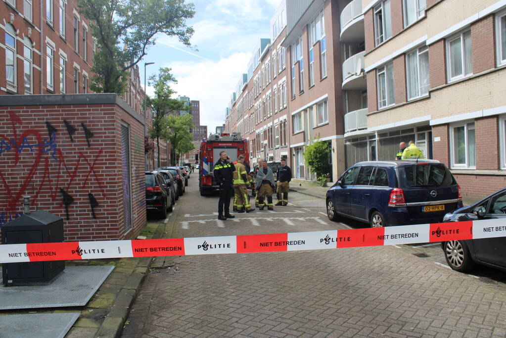 Brandweer haalt persoon uit brandende woning