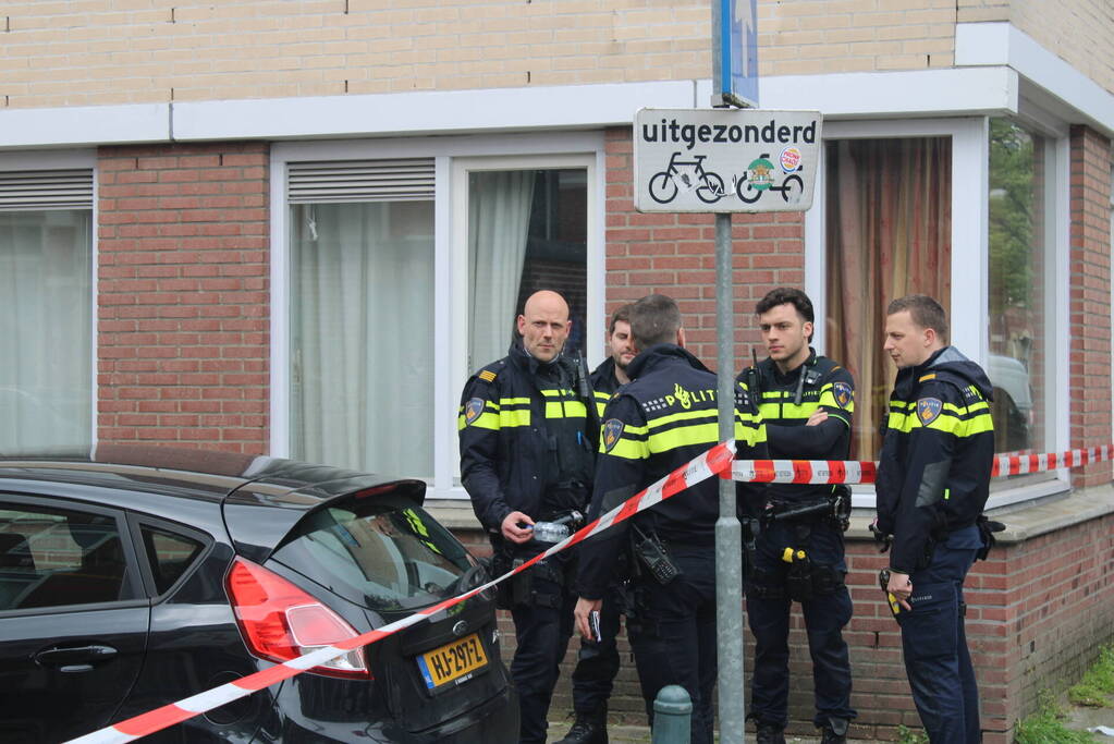 Brandweer haalt persoon uit brandende woning