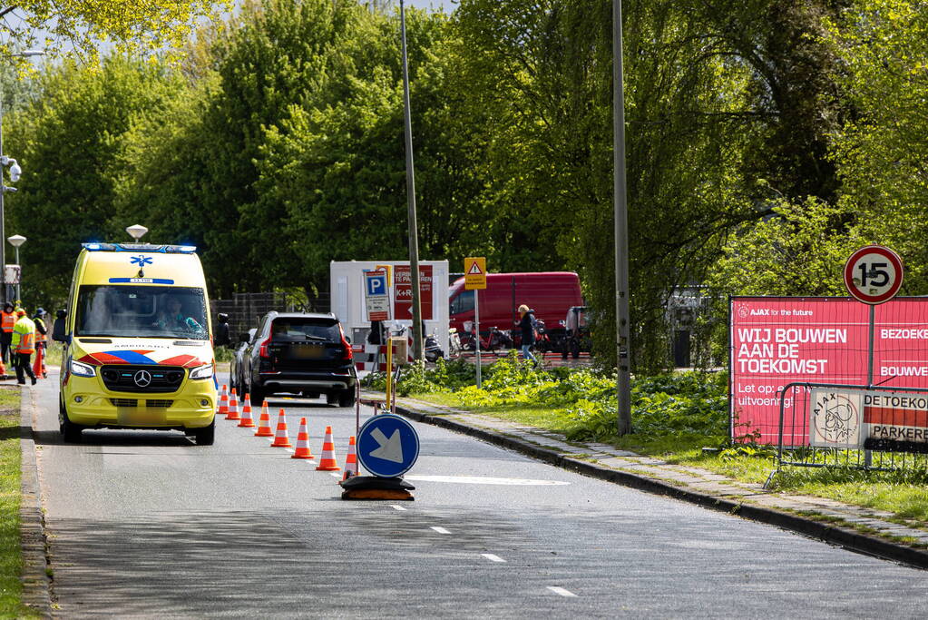 Keepster AZ naar ziekenhuis na harde botsing in wedstrijd met Ajax