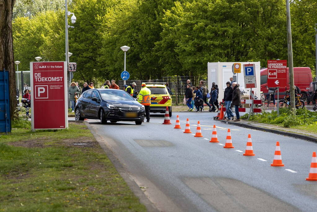 Keepster AZ naar ziekenhuis na harde botsing in wedstrijd met Ajax