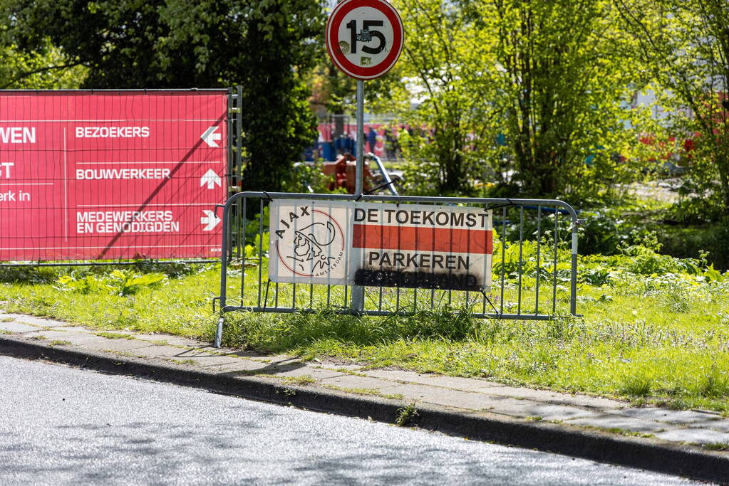 Keepster AZ naar ziekenhuis na harde botsing in wedstrijd met Ajax