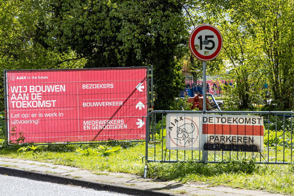 Keepster AZ naar ziekenhuis na harde botsing in wedstrijd met Ajax