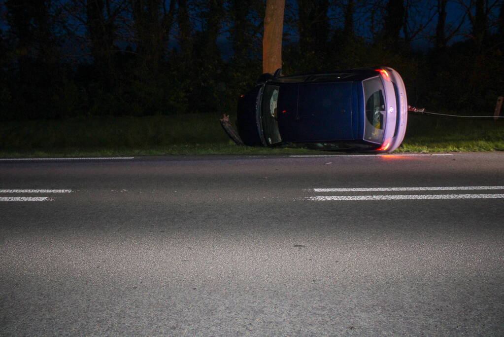 Auto belandt op op zijn kant op provinciale weg