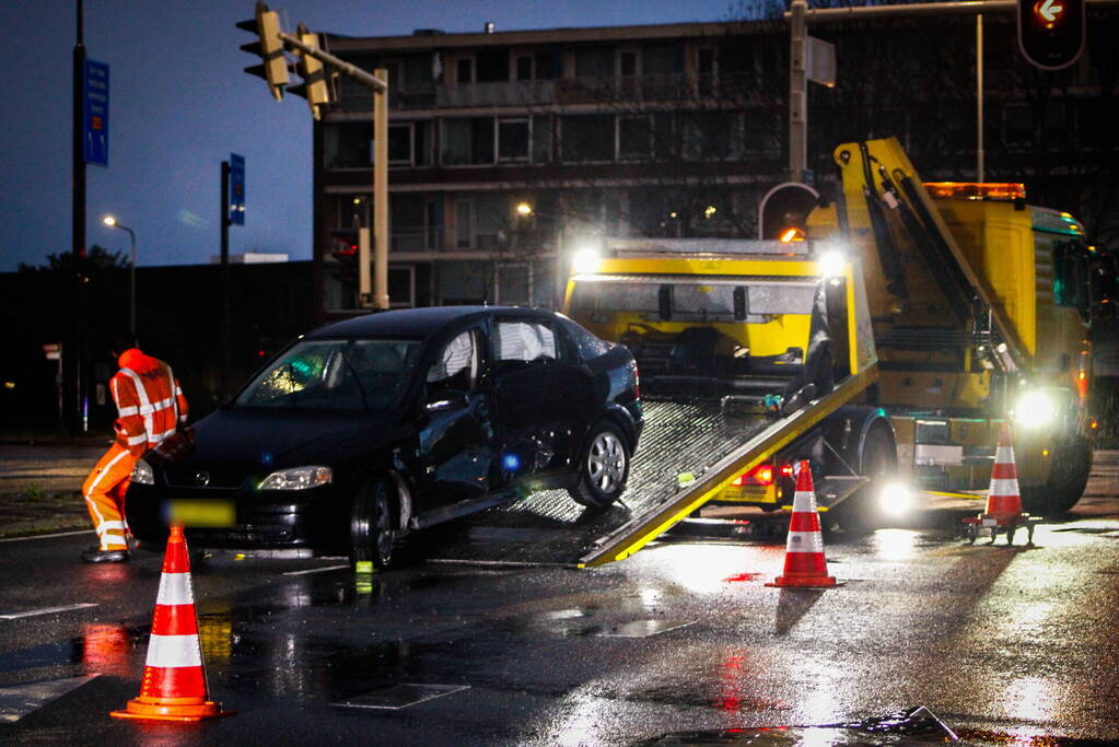 Flinke schade na botsing tegen lantaarnpaal