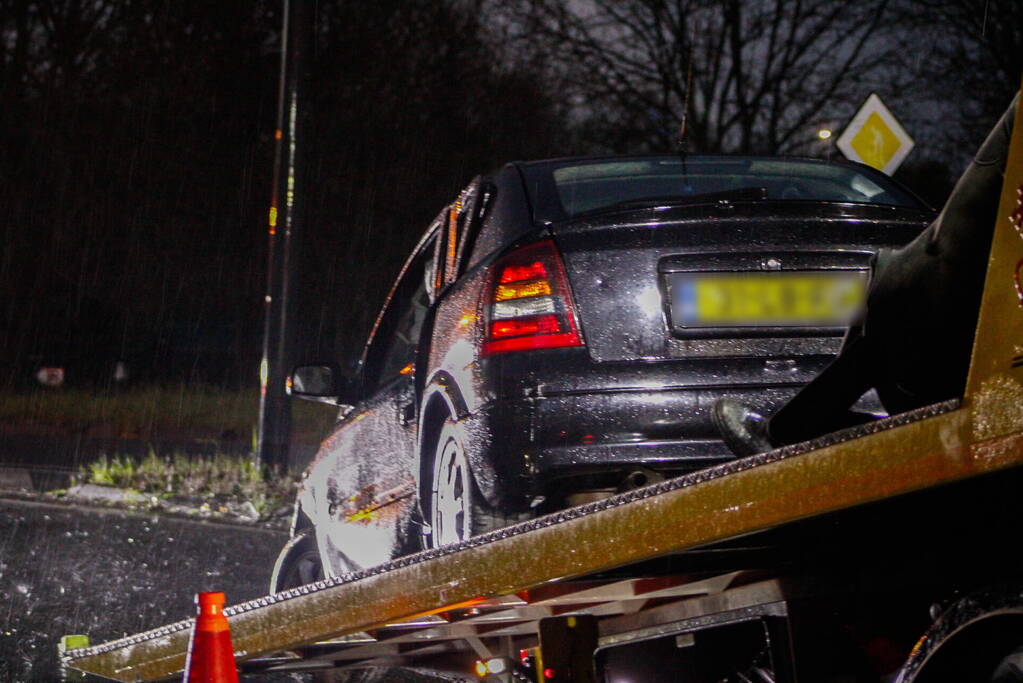 Flinke schade na botsing tegen lantaarnpaal