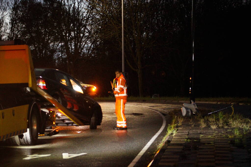 Flinke schade na botsing tegen lantaarnpaal