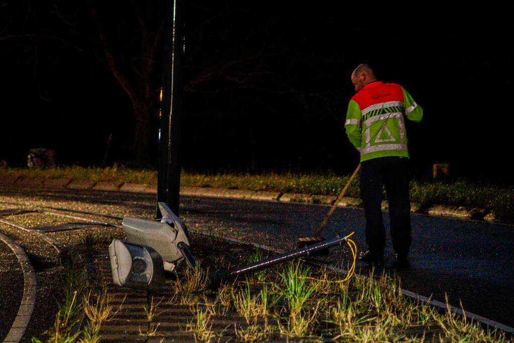 Flinke schade na botsing tegen lantaarnpaal