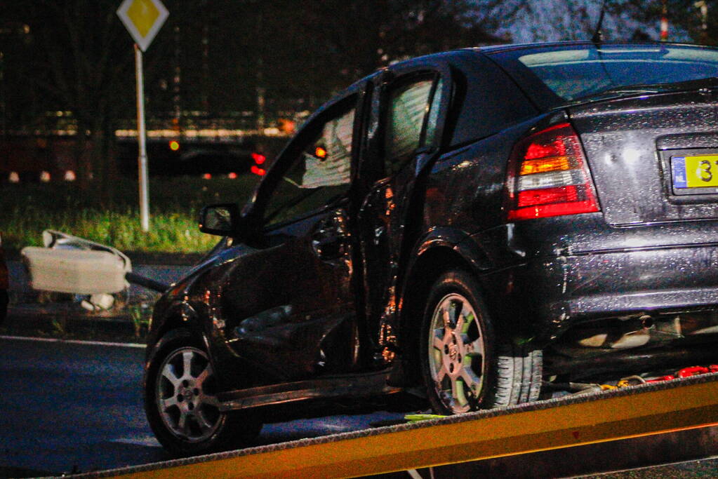 Flinke schade na botsing tegen lantaarnpaal