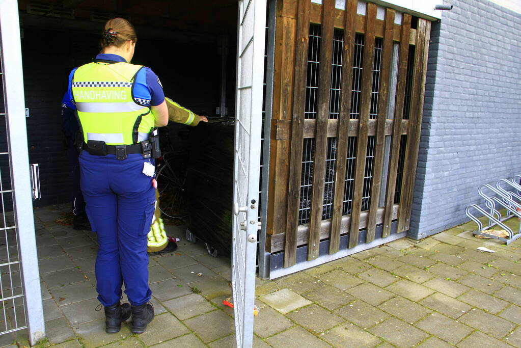 Brandweer verricht metingen in fietsenhok