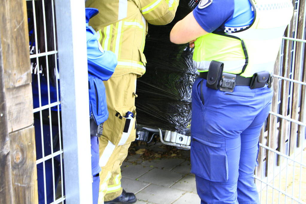 Brandweer verricht metingen in fietsenhok