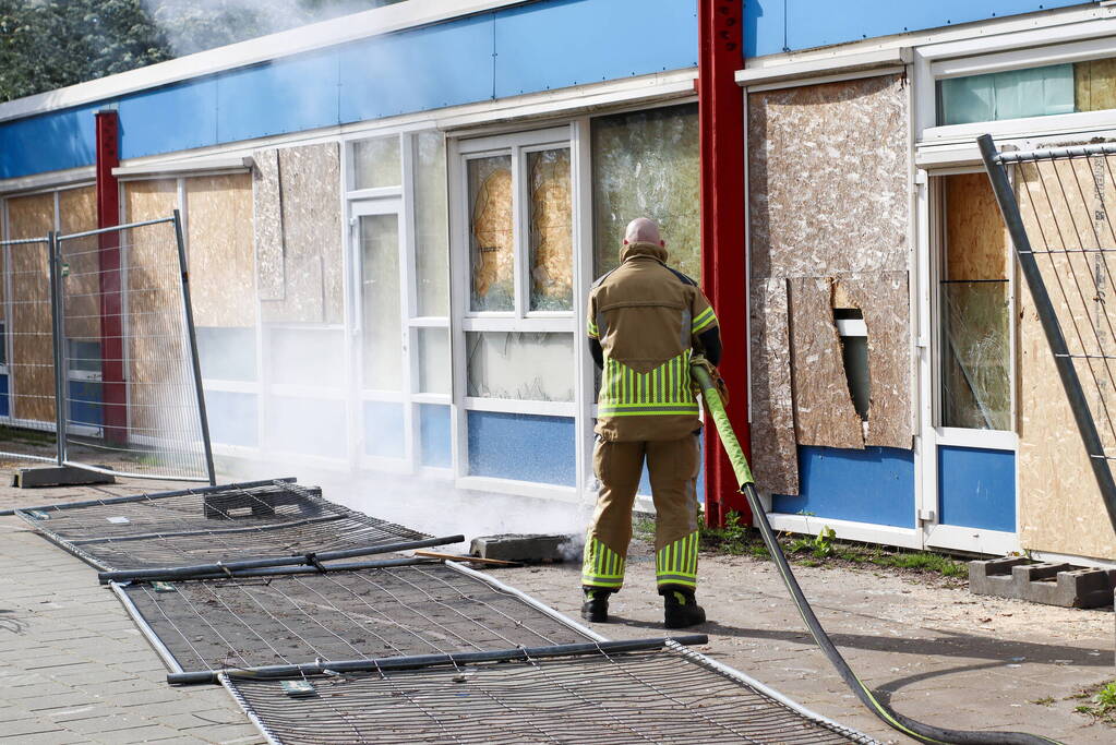 Brandweer blust brandende boom