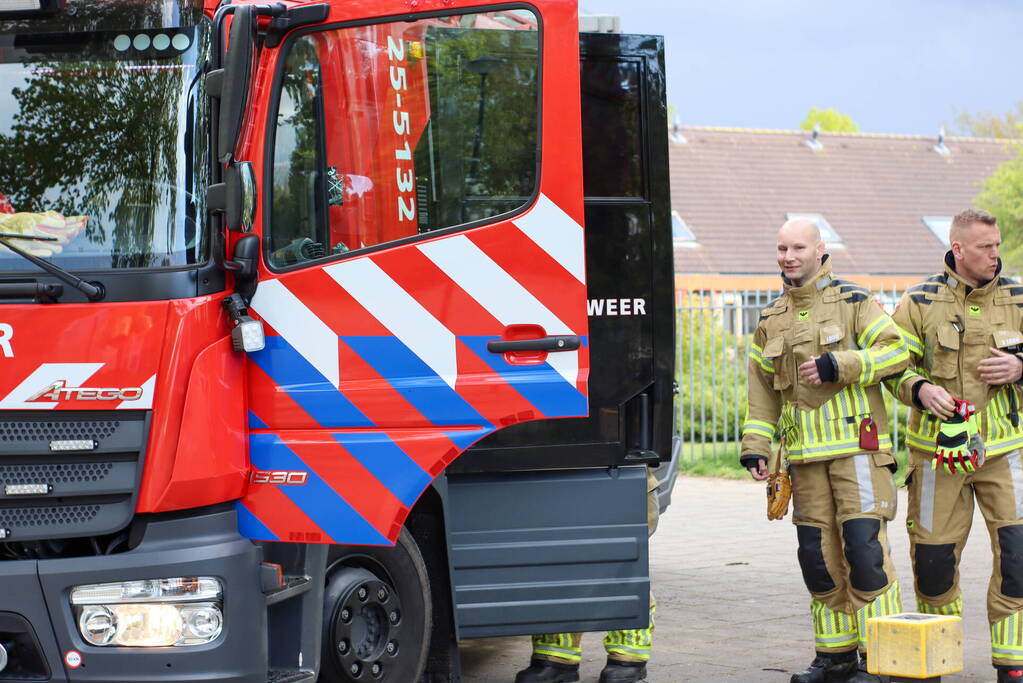 Brandweer blust brandende boom