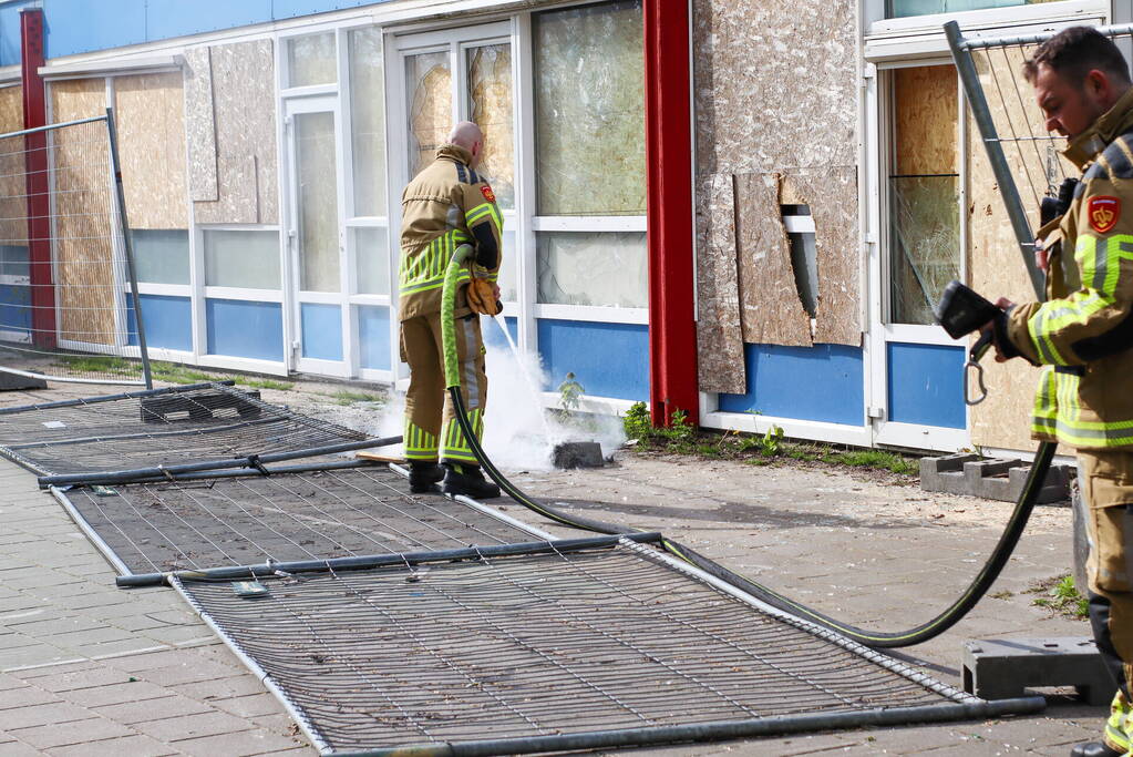 Brandweer blust brandende boom