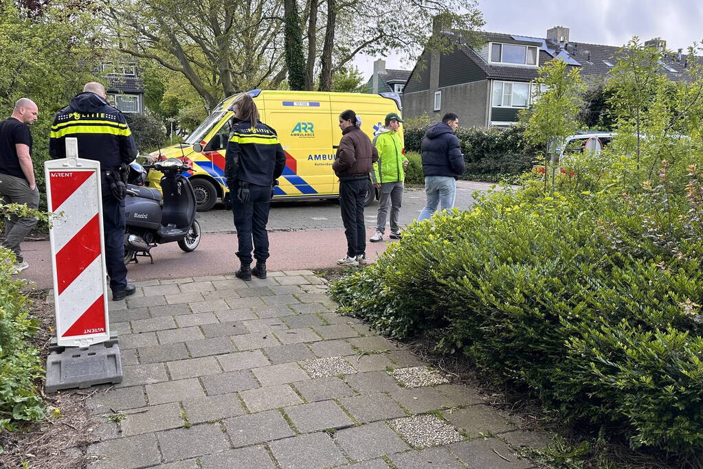 Scooterrijder en fietser met elkaar in botsing