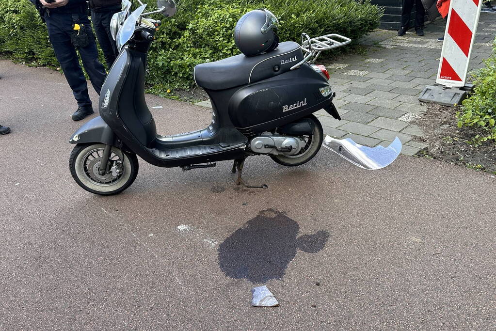 Scooterrijder en fietser met elkaar in botsing