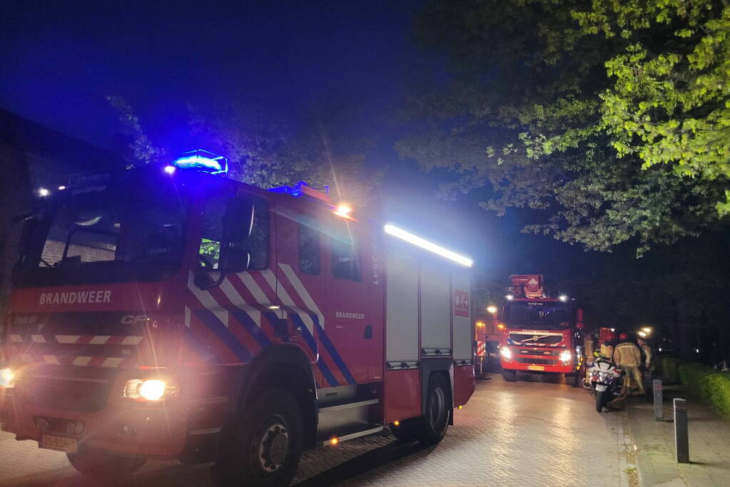 Brandweer veegt schoorsteen na schoorsteenbrand