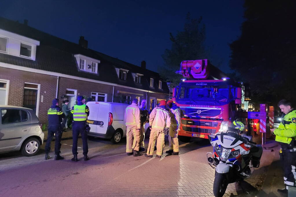 Brandweer veegt schoorsteen na schoorsteenbrand