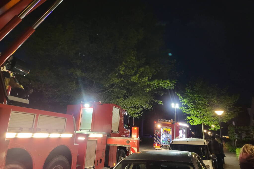 Brandweer veegt schoorsteen na schoorsteenbrand