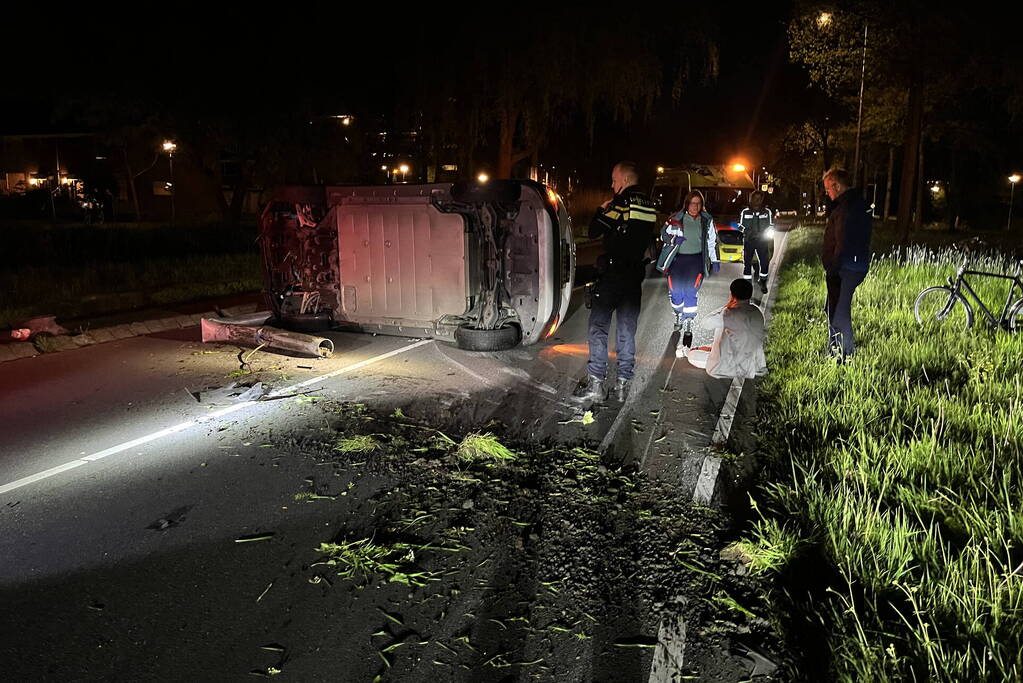 Automobilist verliest macht over stuur en belandt op zijkant