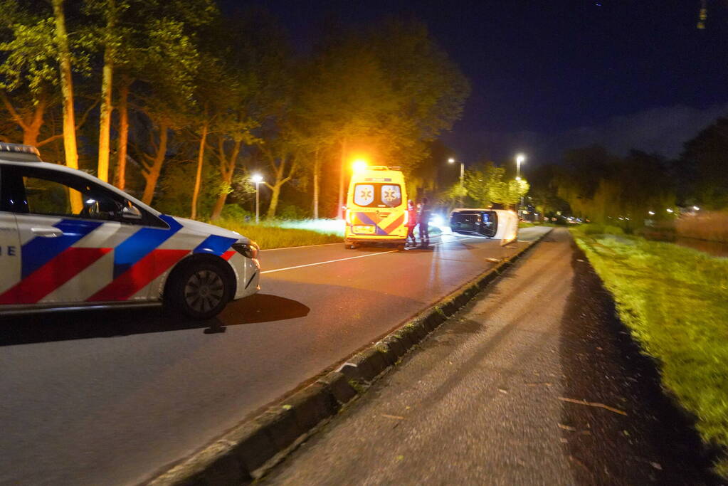 Automobilist verliest macht over stuur en belandt op zijkant