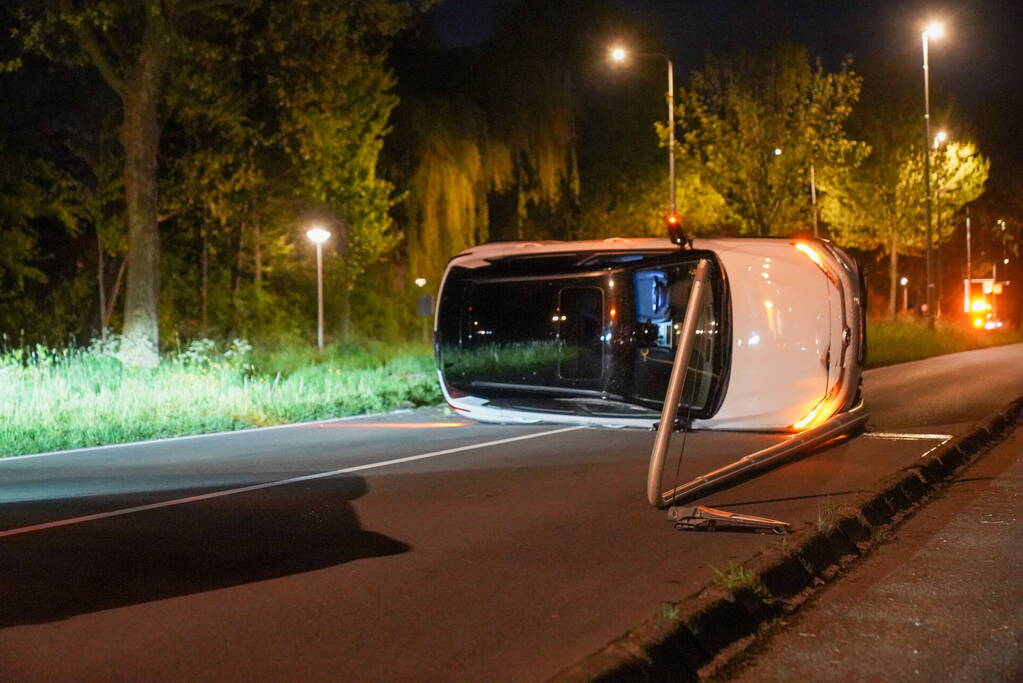 Automobilist verliest macht over stuur en belandt op zijkant