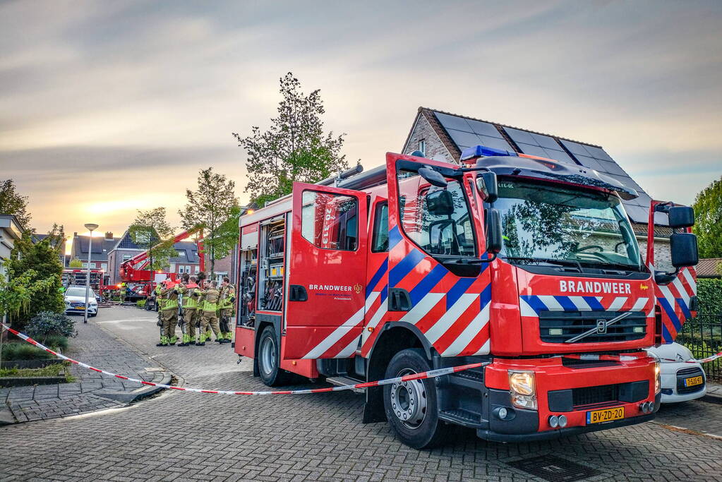 Auto en garage verwoest door brand, woning zwaar beschadigd