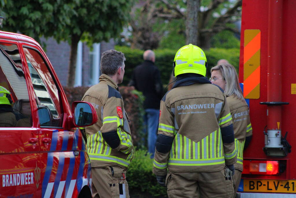 Auto en garage verwoest door brand, woning zwaar beschadigd