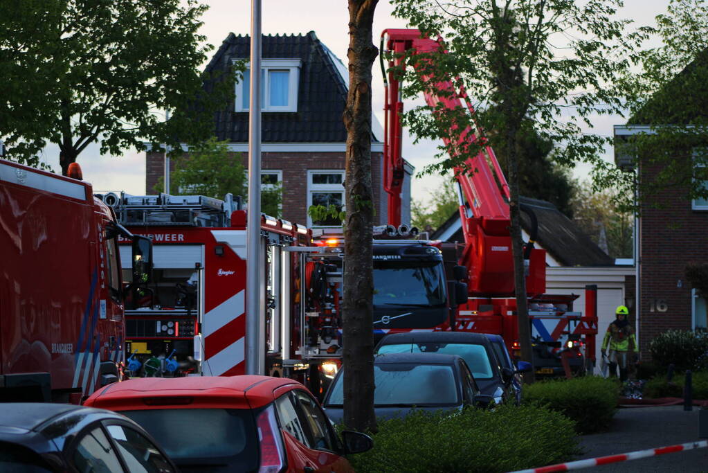 Auto en garage verwoest door brand, woning zwaar beschadigd