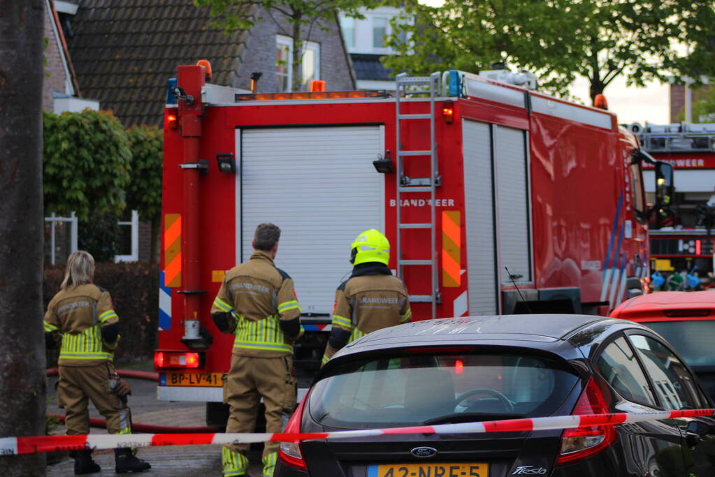 Auto en garage verwoest door brand, woning zwaar beschadigd