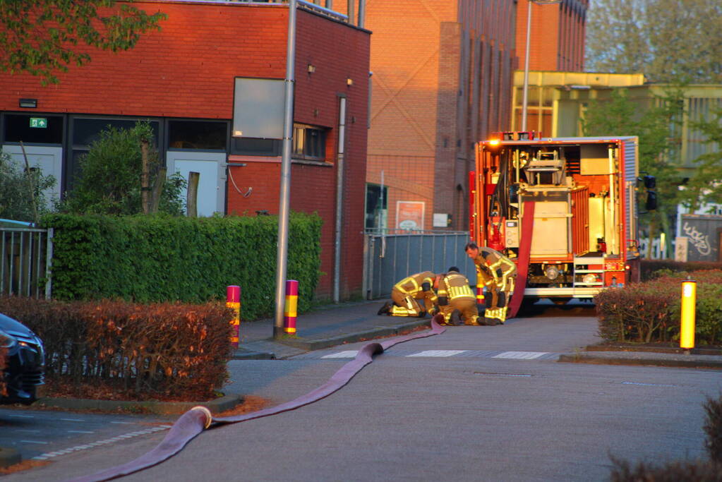 Auto en garage verwoest door brand, woning zwaar beschadigd