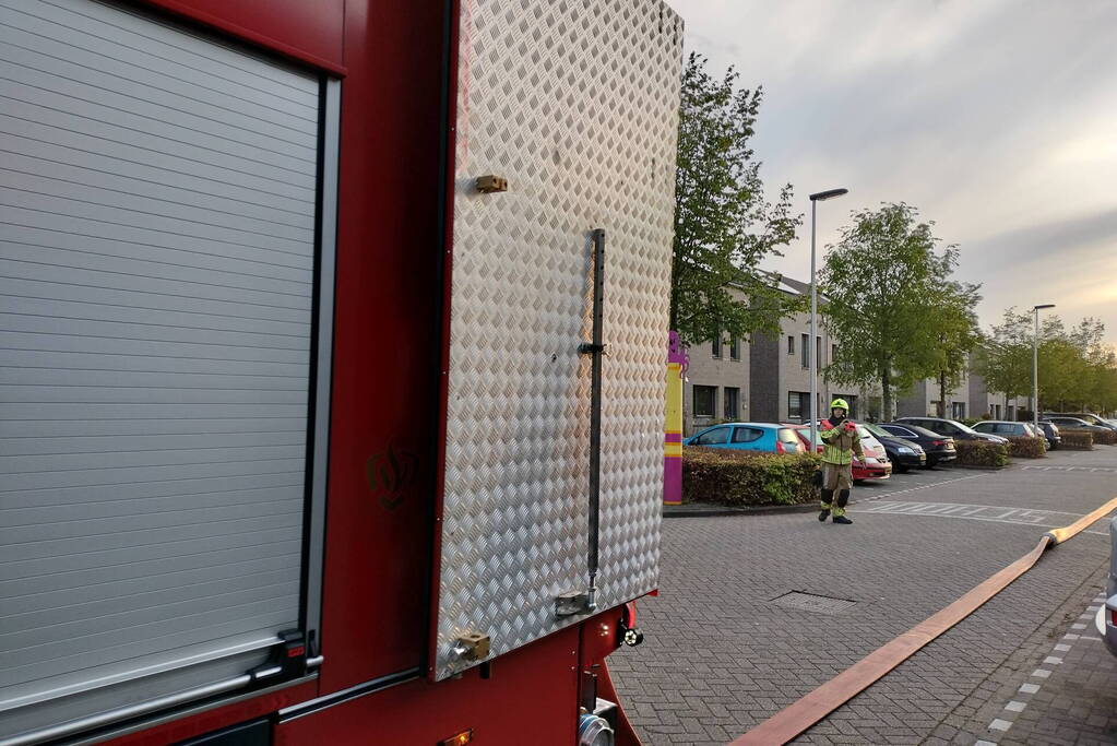 Auto en garage verwoest door brand, woning zwaar beschadigd