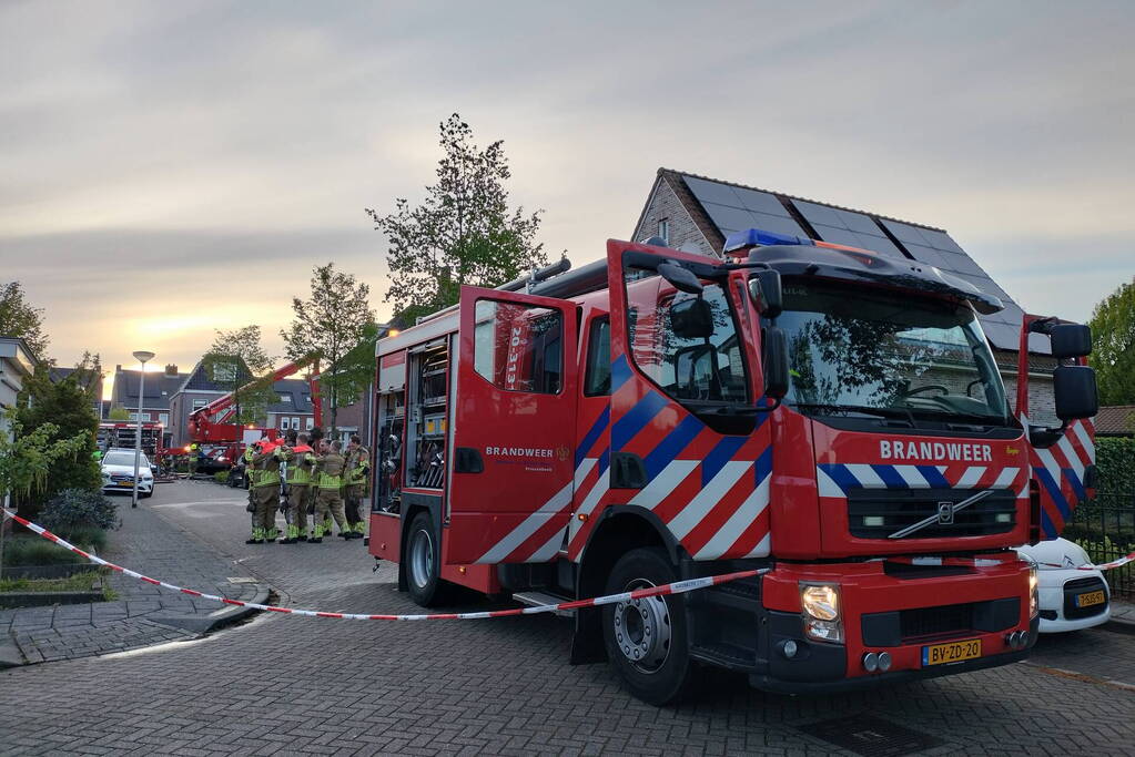 Auto en garage verwoest door brand, woning zwaar beschadigd