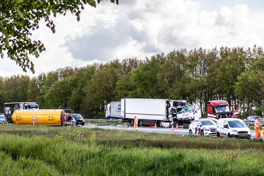 Meerdere gewonden bij aanrijding tussen drie vrachtwagens