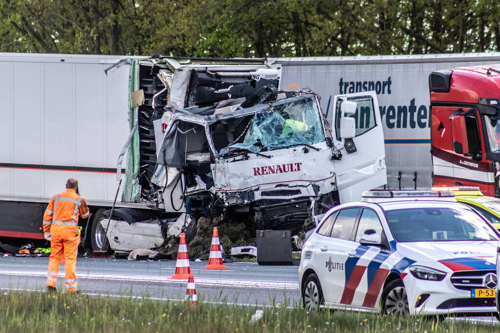 Meerdere gewonden bij aanrijding tussen drie vrachtwagens