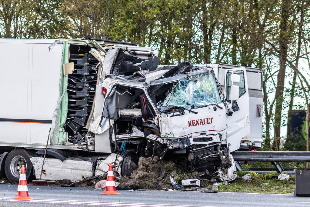 Meerdere gewonden bij aanrijding tussen drie vrachtwagens