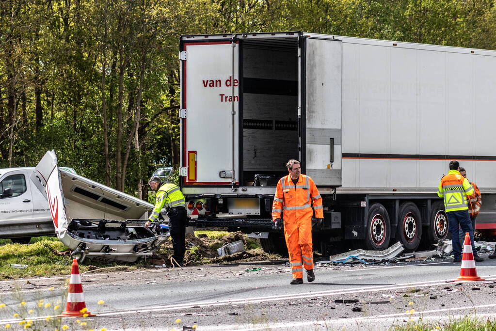 Meerdere gewonden bij aanrijding tussen drie vrachtwagens