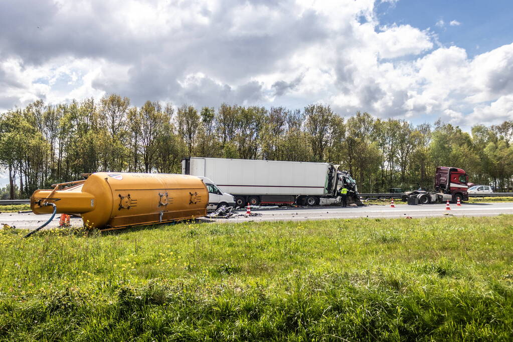 Meerdere gewonden bij aanrijding tussen drie vrachtwagens