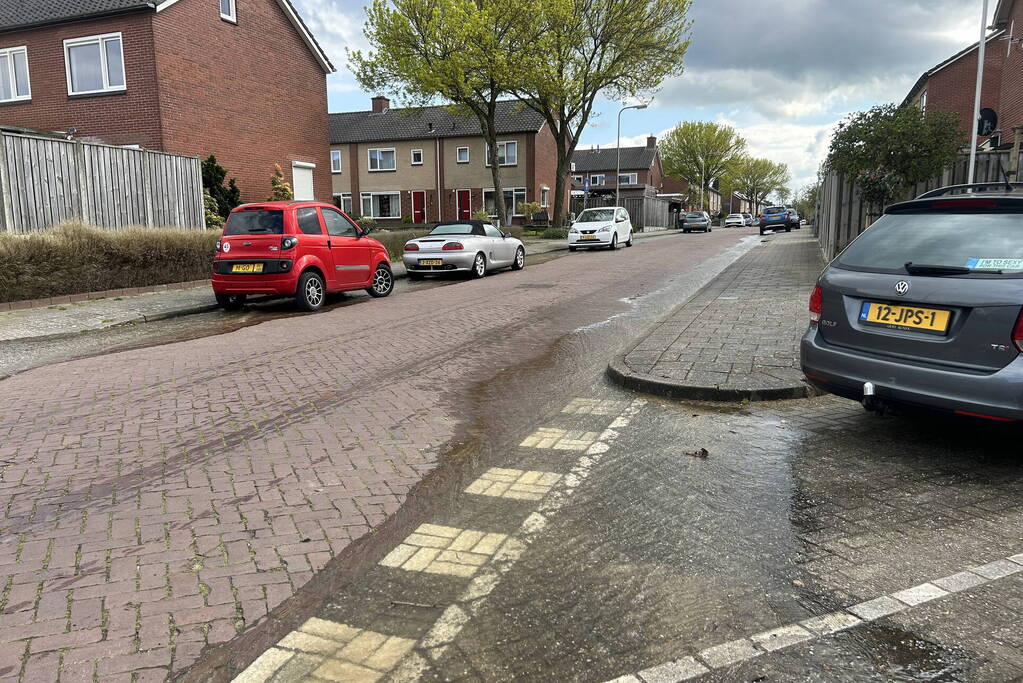 Geknapte waterleiding zet straat blank