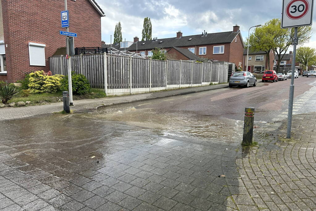 Geknapte waterleiding zet straat blank