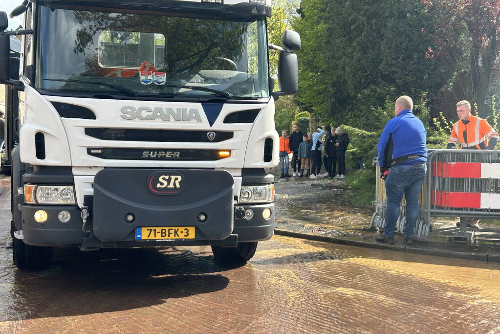 Geknapte waterleiding zet straat blank