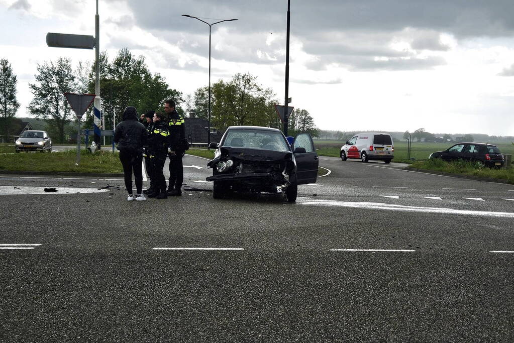 Twee voertuigen botsen op kruising