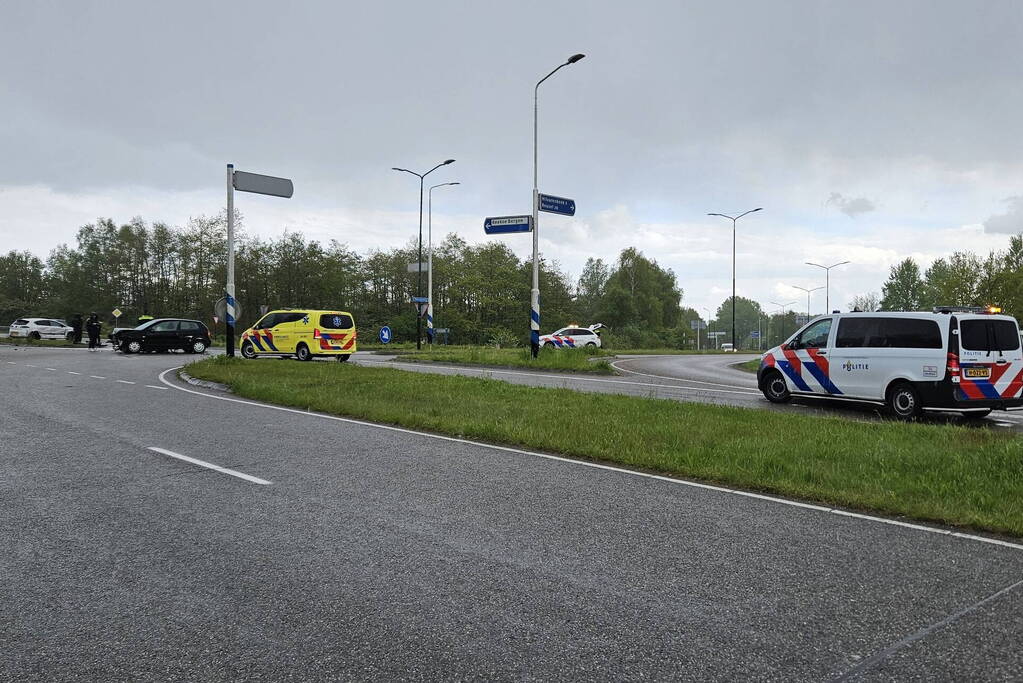 Twee voertuigen botsen op kruising