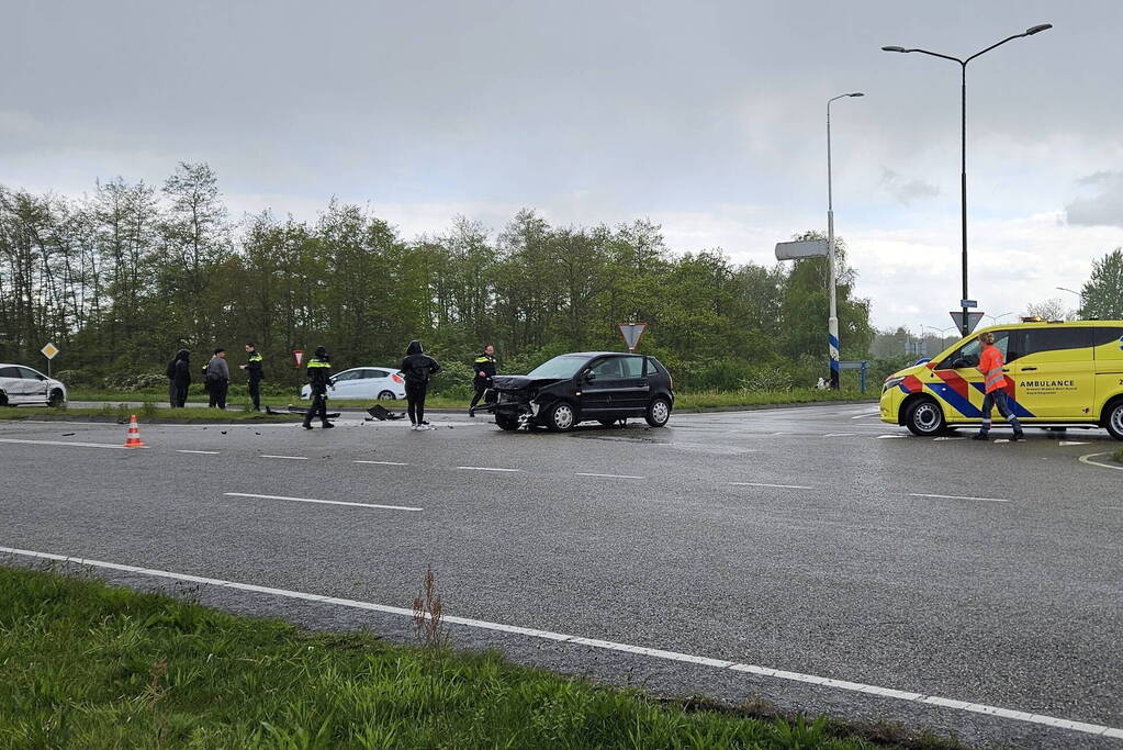 Twee voertuigen botsen op kruising