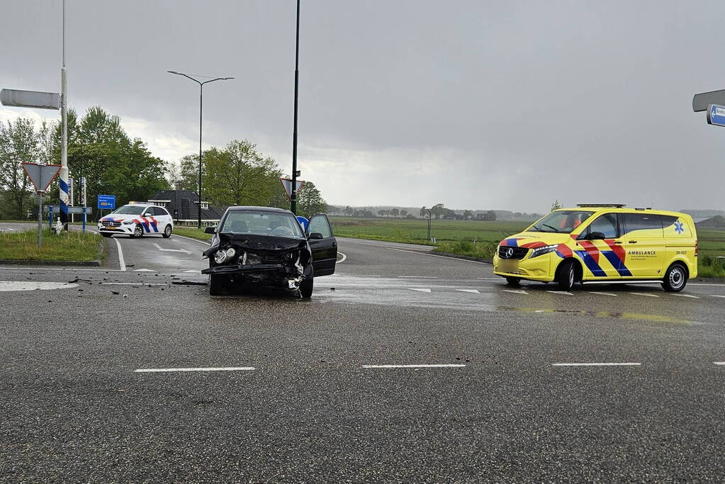 Twee voertuigen botsen op kruising